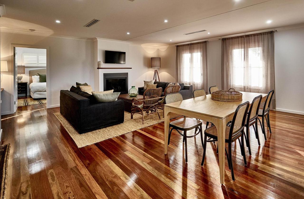 מלון טאמוורת' Goonoo Goonoo Station מראה חיצוני תמונה A living room with a fireplace