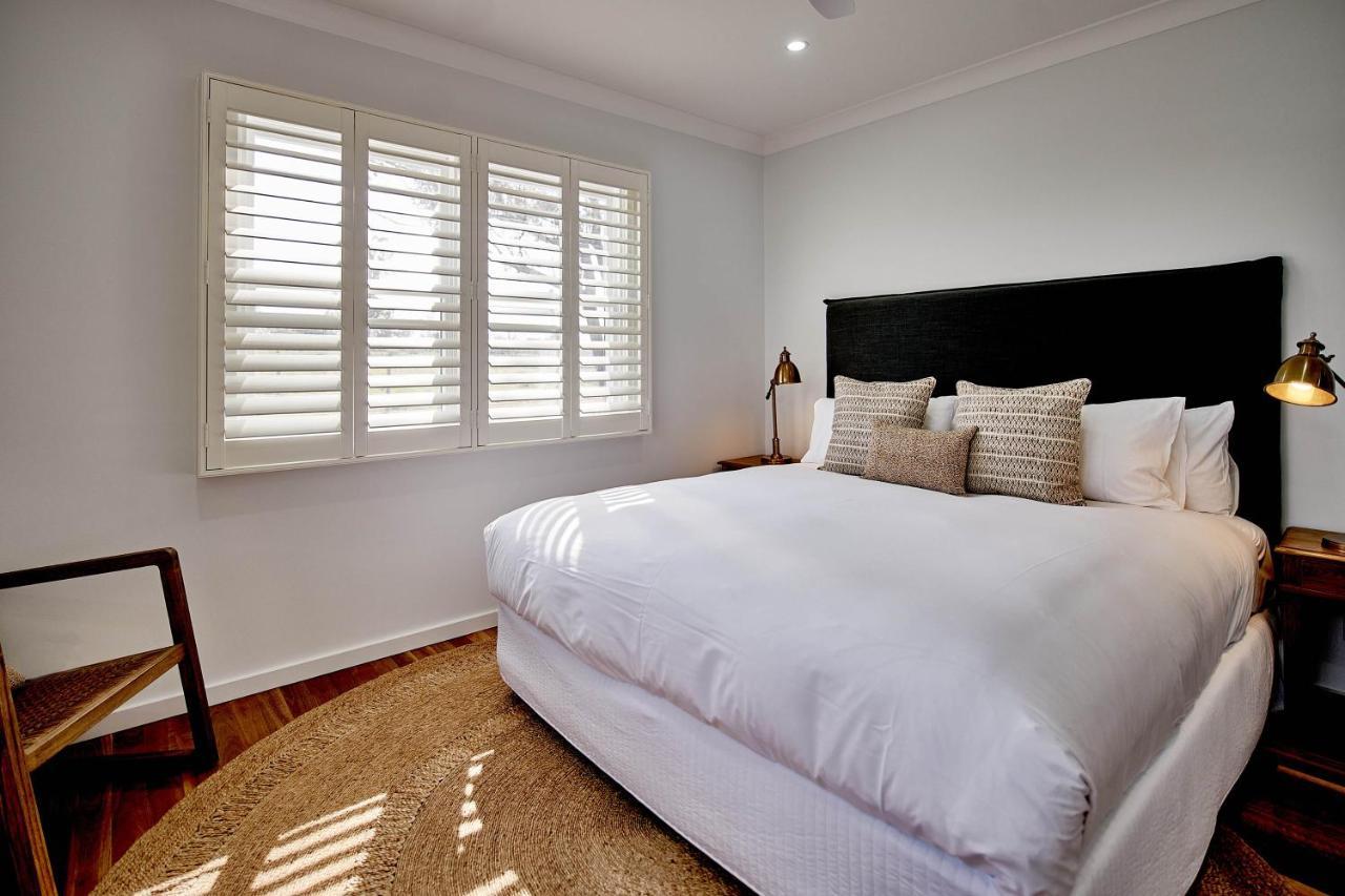 מלון טאמוורת' Goonoo Goonoo Station מראה חיצוני תמונה A bedroom with plantation shutters