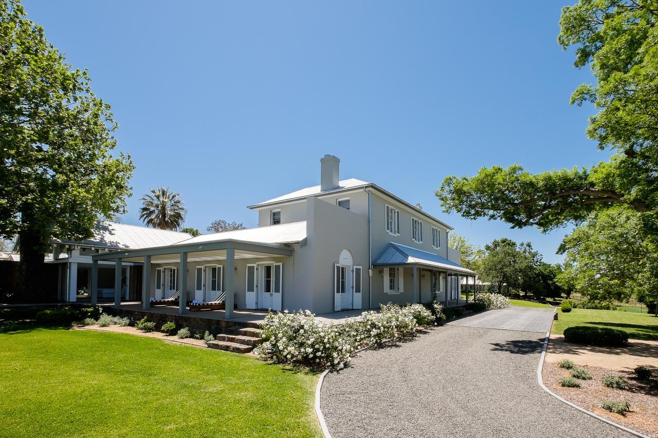מלון טאמוורת' Goonoo Goonoo Station מראה חיצוני תמונה The former residence of the South African Minister of Finance, Trevor Manuel, in the suburb of Constantia, Cape Town.